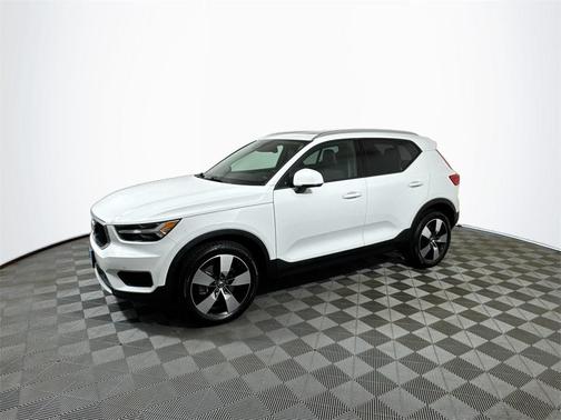 2020 Volvo XC40 T5 Momentum
