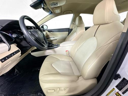 2020 Toyota Camry Hybrid XLE