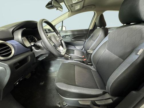 Brilliant Silver Metallic 2024 Nissan Versa 1.6 SV