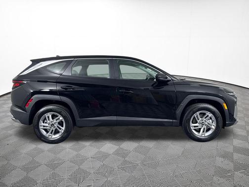 Phantom Black 2026 Hyundai TUCSON SE