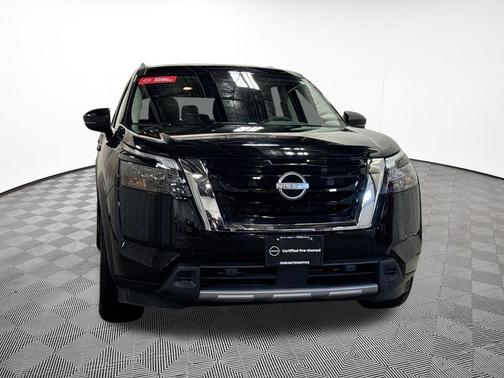 Super Black 2025 Nissan Pathfinder SL 4WD