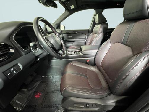 Crystal Black Pearl 2025 Honda Pilot Black Edition