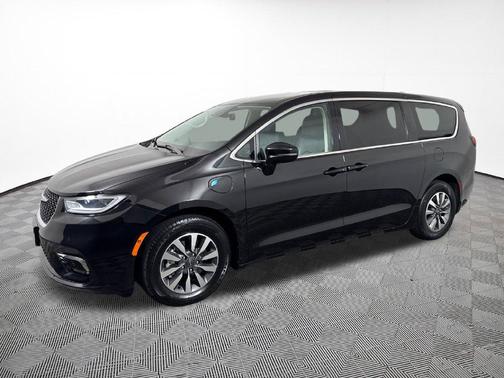 Diamond Black Crystal Pearlcoat 2024 Chrysler Pacifica Hybrid Select