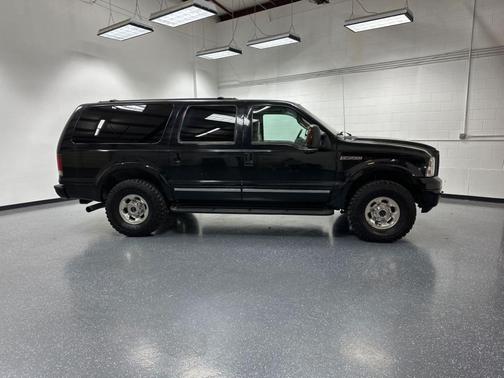 Photo 3 of 19 of 2005 Ford Excursion Limited