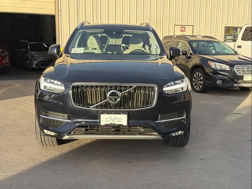 2016 Volvo XC90 T6 Momentum
