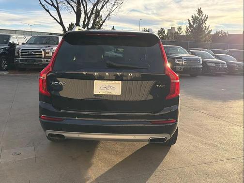 2016 Volvo XC90 T6 Momentum