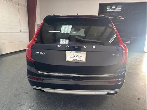 2016 Volvo XC90 T6 Momentum