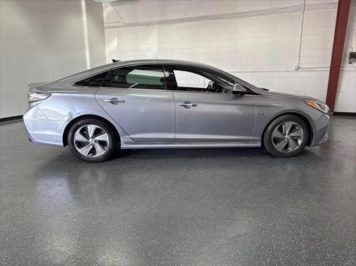 2016 Hyundai SONATA Hybrid Limited