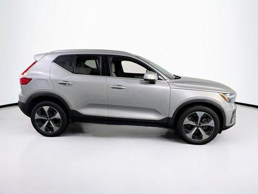2023 Volvo XC40 B4 Plus Bright Theme