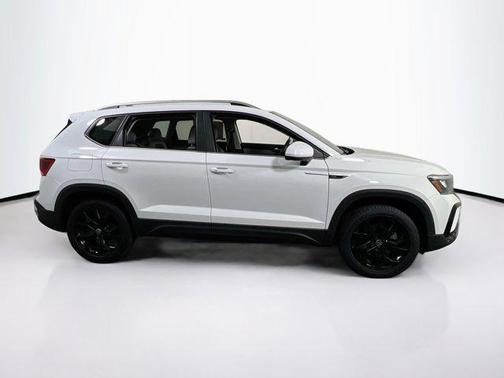 Pure White 2022 Volkswagen Taos 1.5T SE