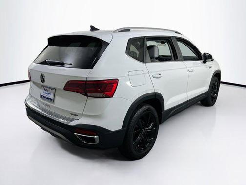 Pure White 2022 Volkswagen Taos 1.5T SE