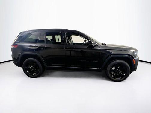 Diamond Black Crystal Pearlcoat 2023 Jeep Grand Cherokee Limited