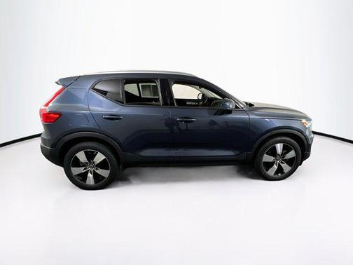 2022 Volvo XC40 T5 Momentum