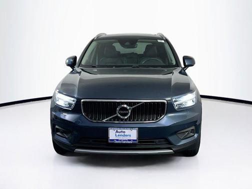 2022 Volvo XC40 T5 Momentum