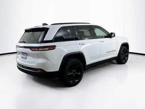 Bright White Clearcoat 2023 Jeep Grand Cherokee Altitude