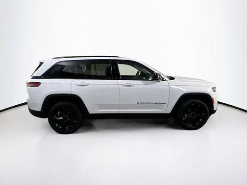 Bright White Clearcoat 2023 Jeep Grand Cherokee Altitude