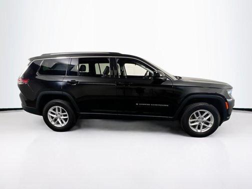 Diamond Black Crystal Pearlcoat 2023 Jeep Grand Cherokee L Laredo