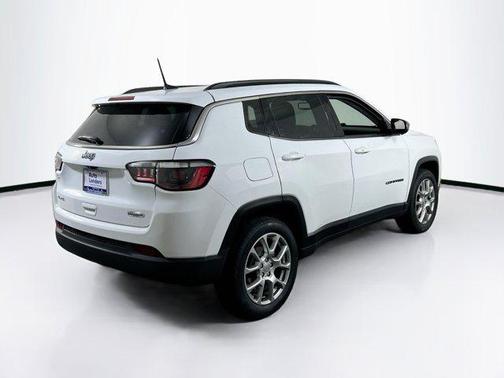 Bright White Clearcoat 2022 Jeep Compass Latitude Lux