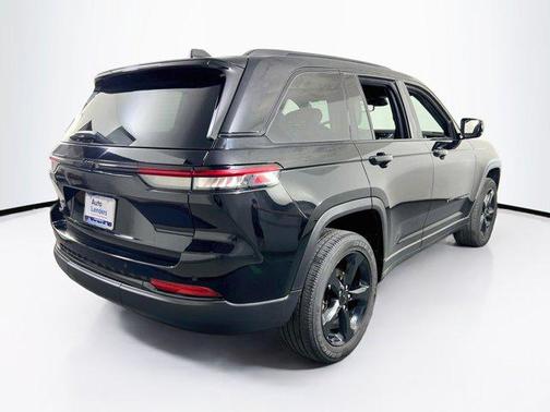 Diamond Black Crystal Pearlcoat 2023 Jeep Grand Cherokee Altitude