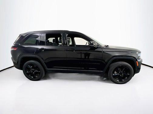 Diamond Black Crystal Pearlcoat 2023 Jeep Grand Cherokee Altitude
