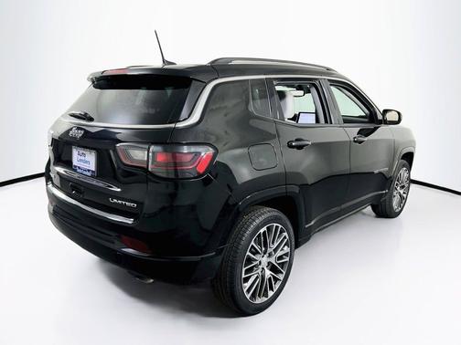 Diamond Black Crystal Pearlcoat 2022 Jeep Compass Limited