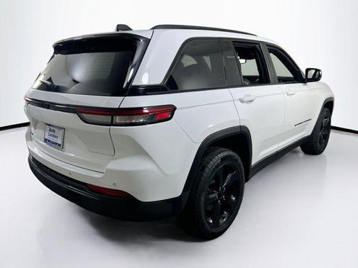 Bright White Clearcoat 2023 Jeep Grand Cherokee Altitude