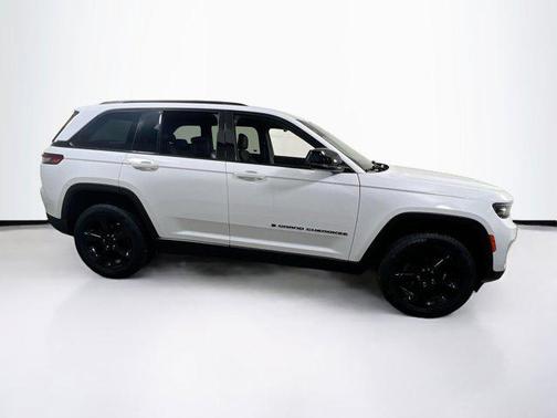 Bright White Clearcoat 2023 Jeep Grand Cherokee Altitude