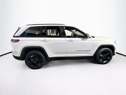 Bright White Clearcoat 2023 Jeep Grand Cherokee Altitude