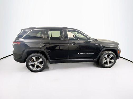 Diamond Black Crystal Pearlcoat 2023 Jeep Grand Cherokee Limited