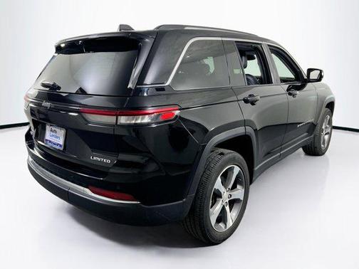 Diamond Black Crystal Pearlcoat 2023 Jeep Grand Cherokee Limited