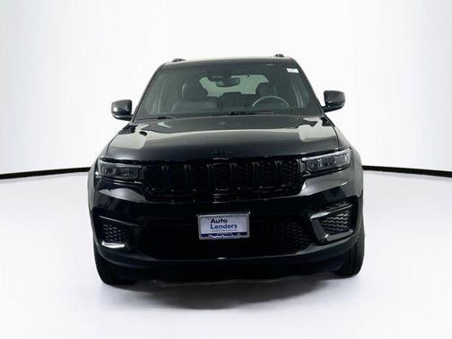 Diamond Black Crystal Pearlcoat 2023 Jeep Grand Cherokee Altitude