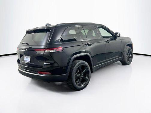 Diamond Black Crystal Pearlcoat 2023 Jeep Grand Cherokee Altitude