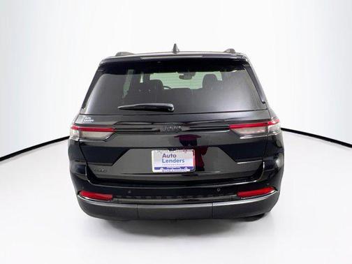 Diamond Black Crystal Pearlcoat 2023 Jeep Grand Cherokee Altitude