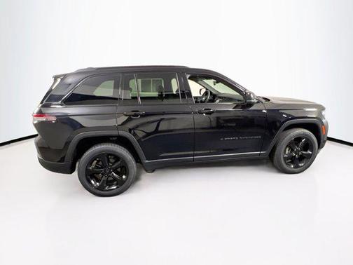 Diamond Black Crystal Pearlcoat 2023 Jeep Grand Cherokee Altitude
