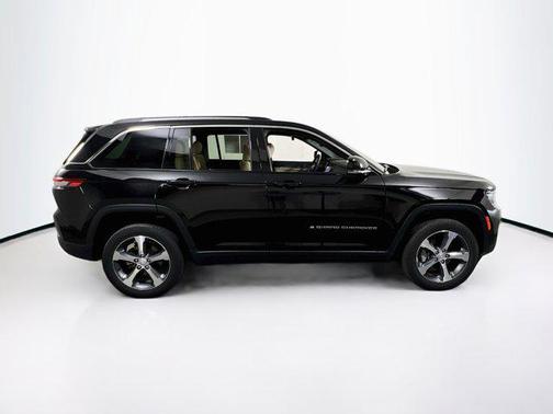 Diamond Black Crystal Pearlcoat 2023 Jeep Grand Cherokee Limited