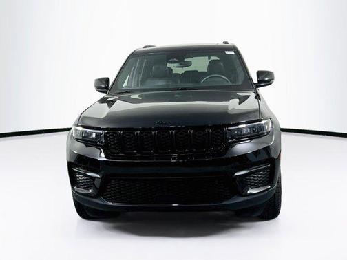 Diamond Black Crystal Pearlcoat 2023 Jeep Grand Cherokee Altitude