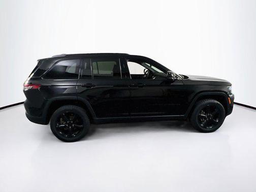 Diamond Black Crystal Pearlcoat 2023 Jeep Grand Cherokee Altitude