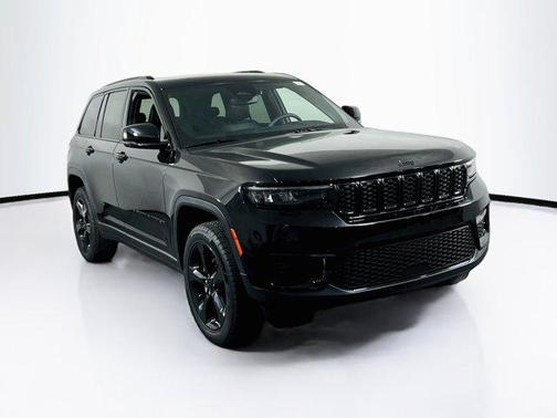 Diamond Black Crystal Pearlcoat 2023 Jeep Grand Cherokee Altitude