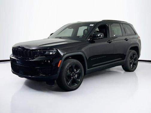 Diamond Black Crystal Pearlcoat 2023 Jeep Grand Cherokee Altitude