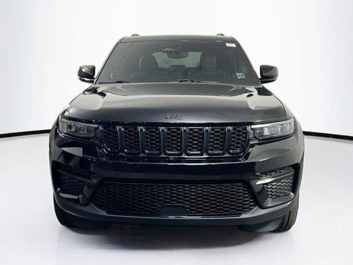 Diamond Black Crystal Pearlcoat 2023 Jeep Grand Cherokee Altitude