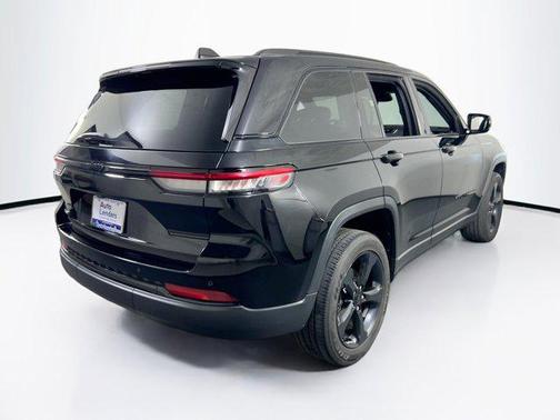 Diamond Black Crystal Pearlcoat 2023 Jeep Grand Cherokee Altitude