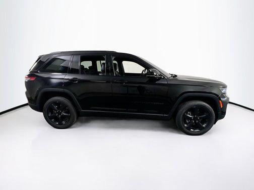 Diamond Black Crystal Pearlcoat 2023 Jeep Grand Cherokee Altitude