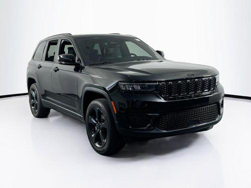 Diamond Black Crystal Pearlcoat 2023 Jeep Grand Cherokee Altitude