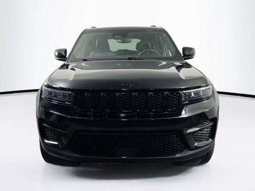 Diamond Black Crystal Pearlcoat 2023 Jeep Grand Cherokee Altitude