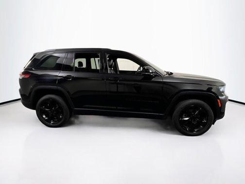 Diamond Black Crystal Pearlcoat 2023 Jeep Grand Cherokee Altitude