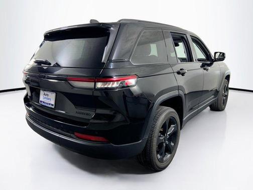 Diamond Black Crystal Pearlcoat 2023 Jeep Grand Cherokee Limited