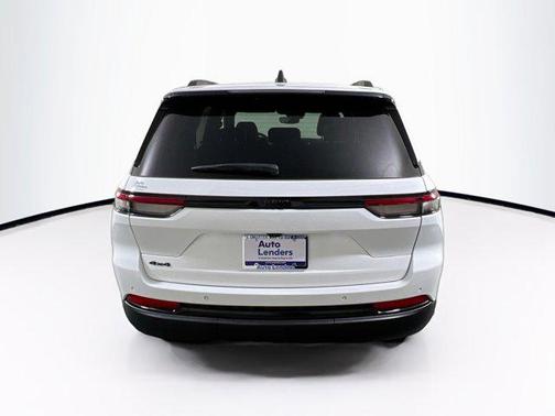 Bright White Clearcoat 2023 Jeep Grand Cherokee Altitude