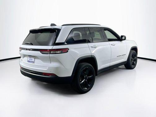 Bright White Clearcoat 2023 Jeep Grand Cherokee Altitude