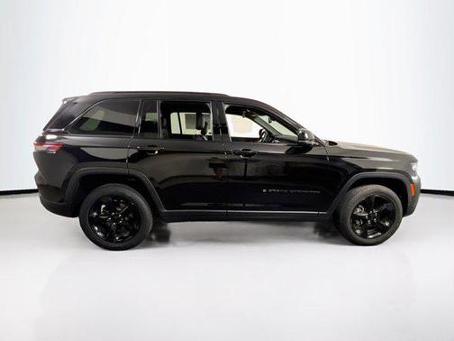 Diamond Black Crystal Pearlcoat 2023 Jeep Grand Cherokee Altitude