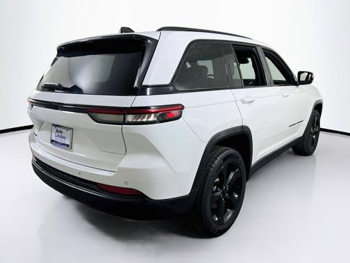 Bright White Clearcoat 2023 Jeep Grand Cherokee Altitude